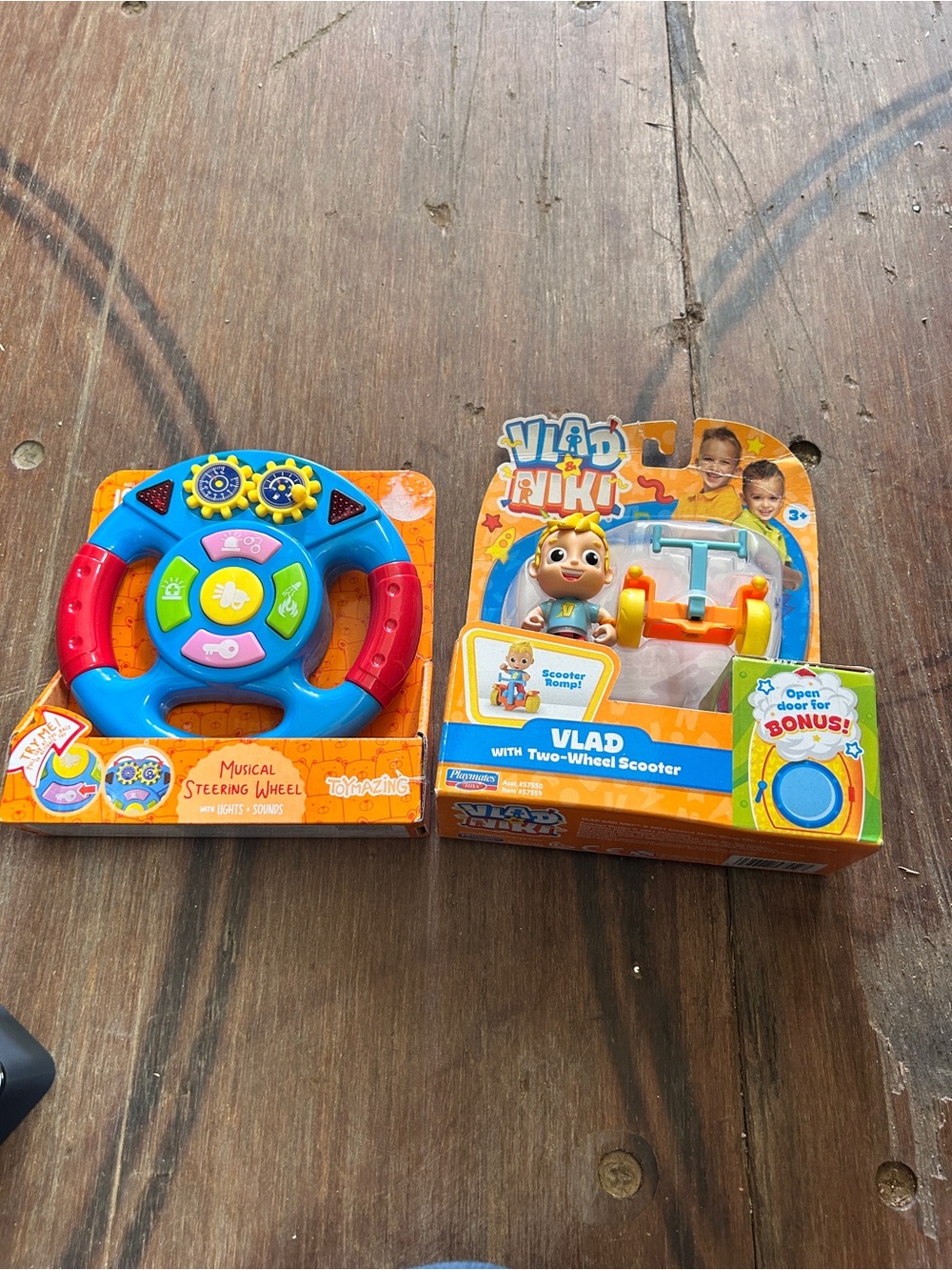 Set of two small kids toys